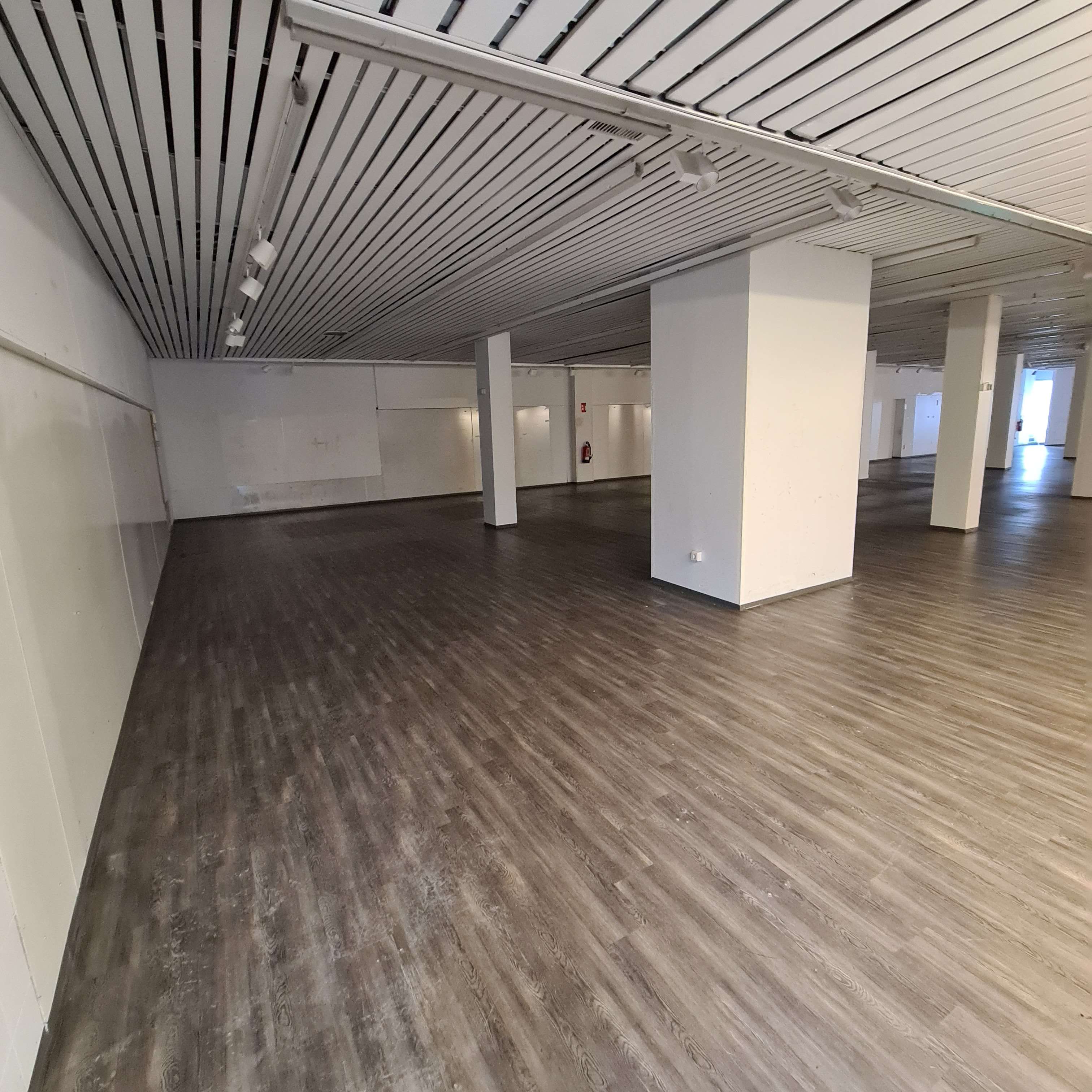 Lage // Großräumige Gewerbefläche ab sofort zu vermieten