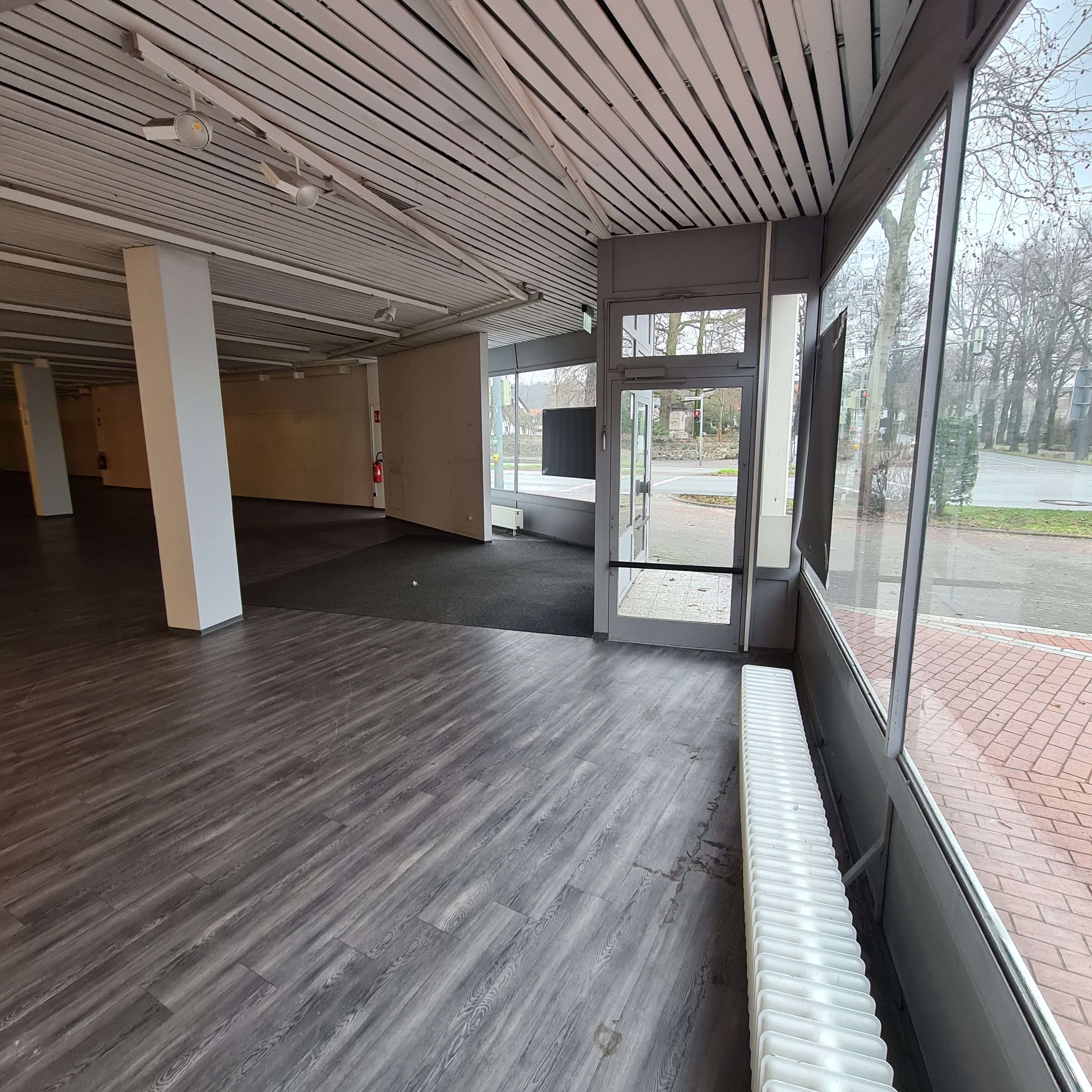 Lage // Großräumige Gewerbefläche ab sofort zu vermieten