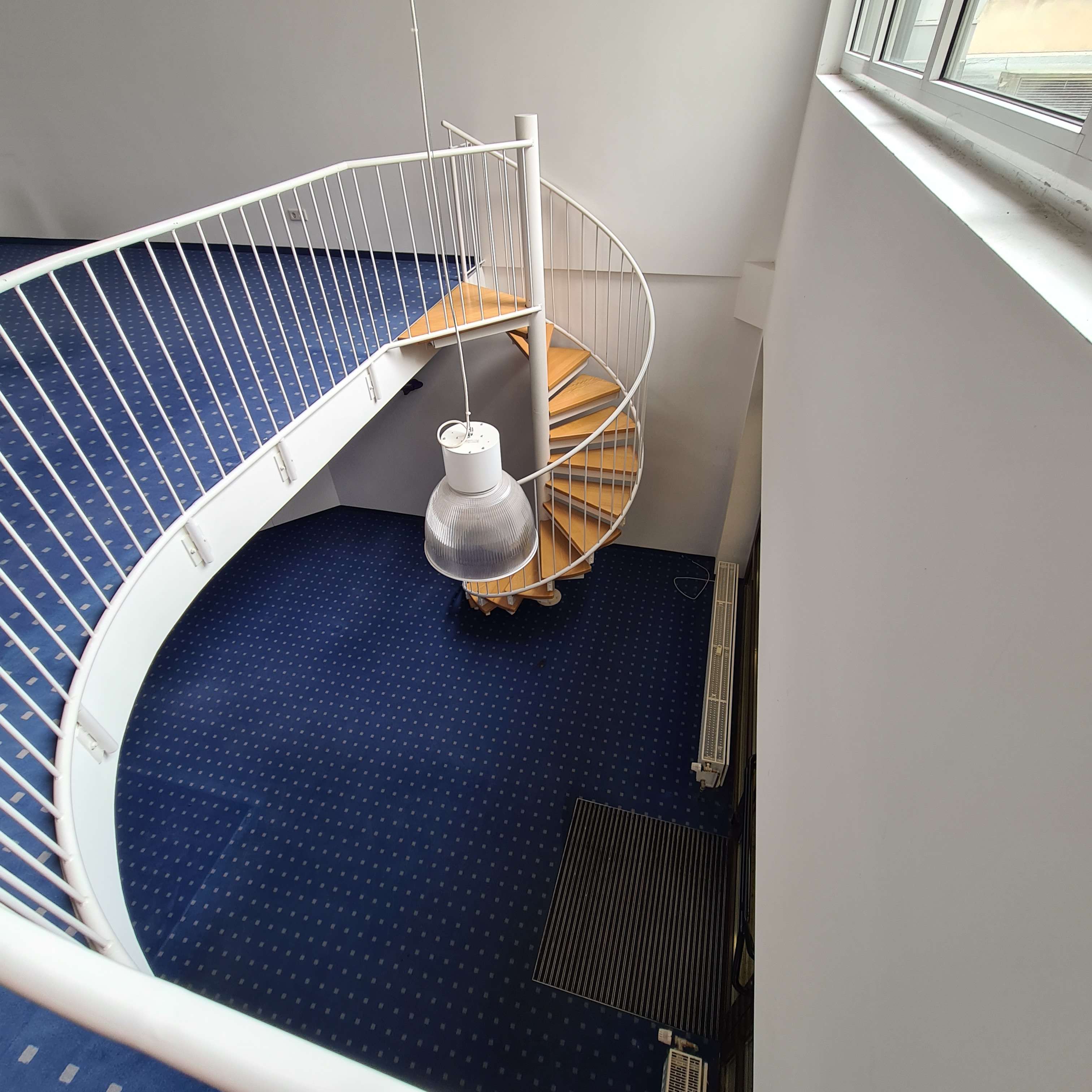 Heiligenhaus / Gewerbefläche in zentraler Einkaufspassage auf 2 Etagen zu vermieten